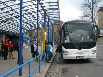 Stevardky přestaly jezdit z Jablonce do Prahy, na lince jsou nové autobusy