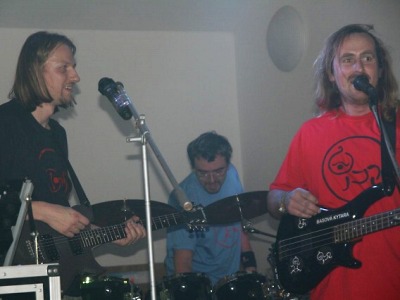 V Cafe Bar Hlavolam zahrají Ošklivé děti