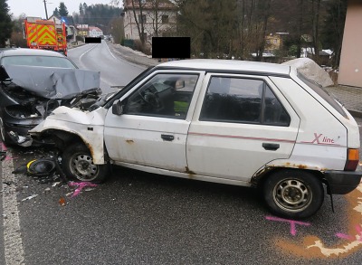 K čelnímu střetu dvou aut došlo na Smržovce, jeden z řidičů zemřel