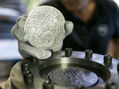 Unikátních medailí s motivem kláštera Zlatá Koruna vyrobí pouze 50 kusů