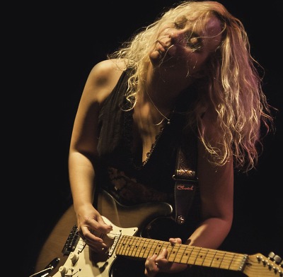 Kytaristka Chantel McGregor zahraje na Rampě