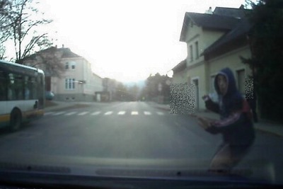 Policie hledá chodce, který zavinil nehodu v Liberci