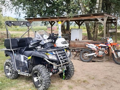 Policisté na čtyřkolkách vyjeli v Jizerkách až ke státní hranici