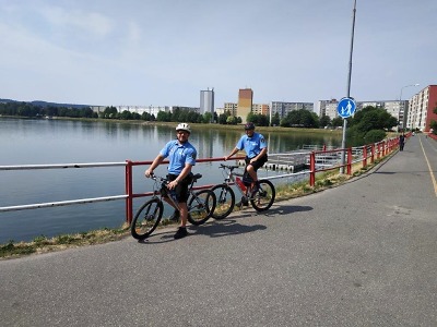 Strážníci jezdí po Jablonci na kolech