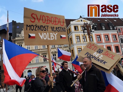 VIDEO: V Liberci demonstrovali za svobodu a návrat dětí do škol