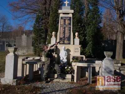 Obrazem: Den válečných veteránů - Pomníčky