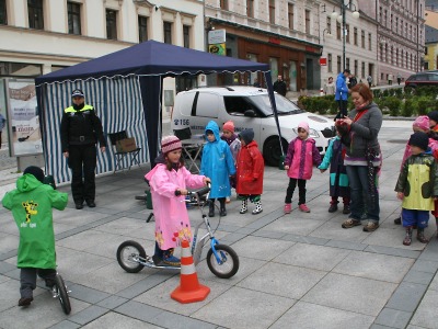 Strážníci chytali opilce i rozdávali dárky dětem