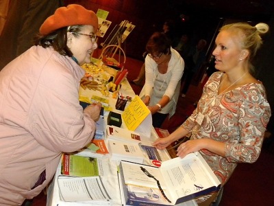 Senioři si na svůj svátek zkontrolovali cukr a zatančili s Plechařinkou