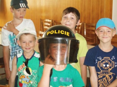 Děti navštívily policisty na obvodním oddělení v Jablonci