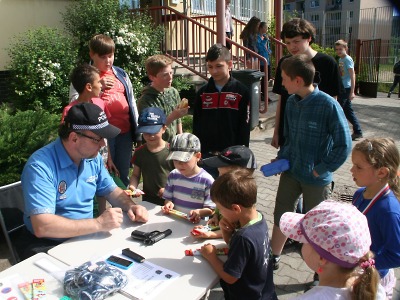 Při Dni dětí v ZŠ Pod Vodárnou v Jablonci pomáhali i strážníci