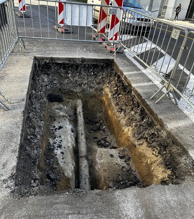 Díru uprostřed Hasičské ulice v Jablonci způsobili plynaři