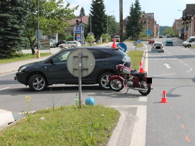 Řidič auta ohrozil motocyklistu, ten pak zlostí kopal do auta