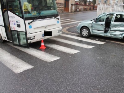 Policisté žádají o pomoc svědky nehody autobusu s autem v Jablonci