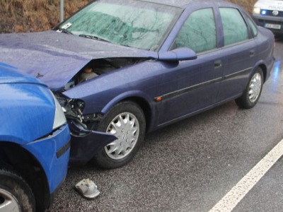 Řidič v Lučanech nezvládl řízení a čelně narazil do protijedoucího auta