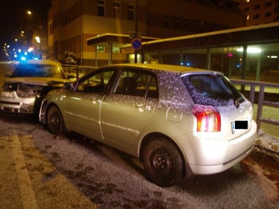 Nestačil na sjetých pneumatikách dobrzdit a vjel do protisměru