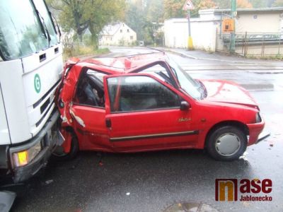 Náklaďák nedobrzdil a sešrotoval Peugeota