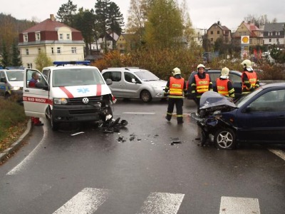 Na kruhovém objezdu v Jablonci narazil po smyku do sanitky