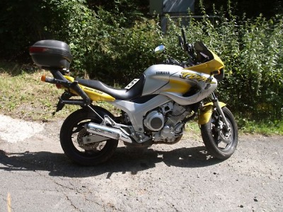 Motocyklista havaroval v Novoveské ulici na štěrku