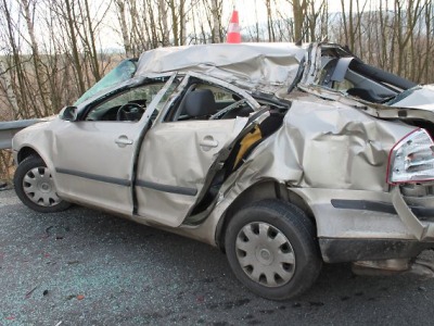 Po smyku narazil do traktoru a svodidel. Zraněný je řidič i spolujezdkyně