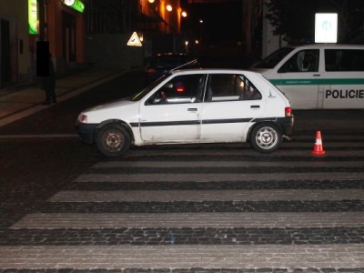 U jabloneckého kina řidič porazil starší ženu, která utrpěla těžká zranění