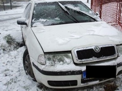 Po smyku narazila do auta a zastavila se až o strom