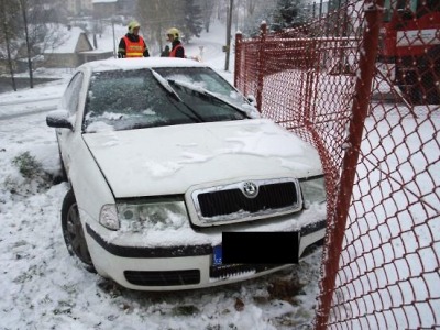 Opilý nezvládl na sněhu řízení a narazil do protijedoucího vozidla