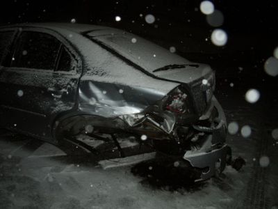 Nehoda za 240 tisíc, řidič jel na sněhu příliš rychle