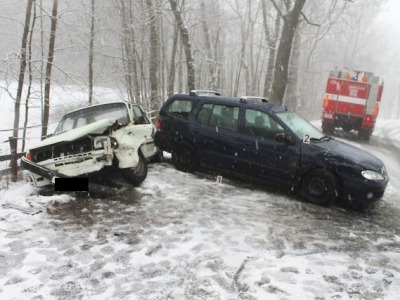 Sníh na silnici napomohl kolizi vozidel u Frýdštejna