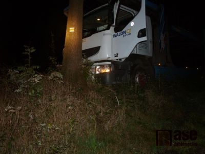Kamion skončil v lese, škoda je za 180 tisíc
