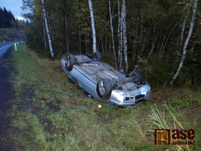 Řidič hledal telefon a skončil na střeše