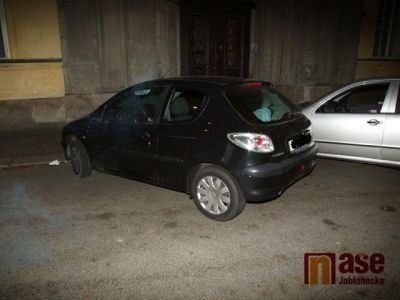 Řidič poškodil jiné auto a ujel