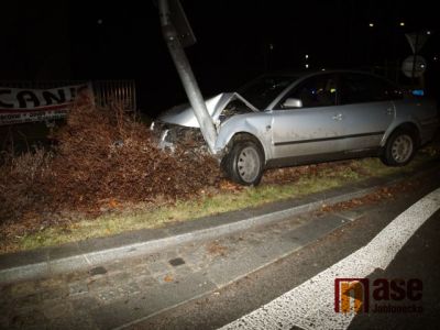 Rozmlátil auto o sloup a utekl