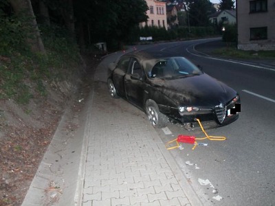 Mladík nepřizpůsobil rychlost a zastavil se ve Smržovce až o hliněný taras