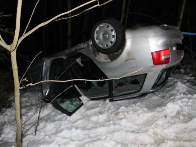 Řidička skončila v Janově nad Nisou  po smyku na střeše