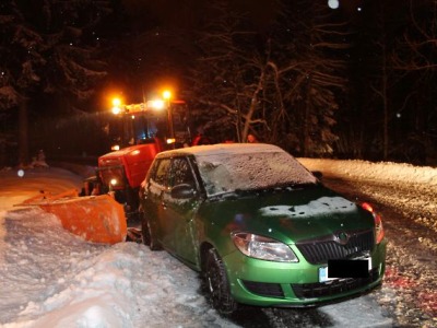 Po smyku narazil s Fabií do sněhové radlice