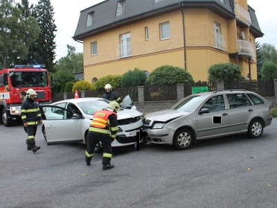 Vlivem rychlosti nezvládl řidič u Rychnova zatáčku