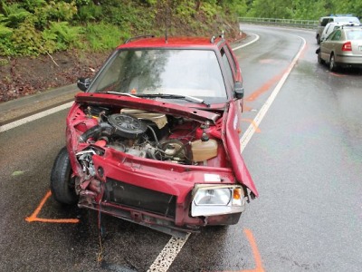 Při průjezdu zatáčky dostal řidič v Jablonci smyk a narazil do jiného auta