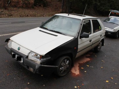 S Favoritem přejel do protisměru a narazil do svodidel