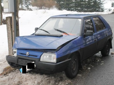 Řidič v Huti za jízdy ladil rádio a poté narazil do sloupu