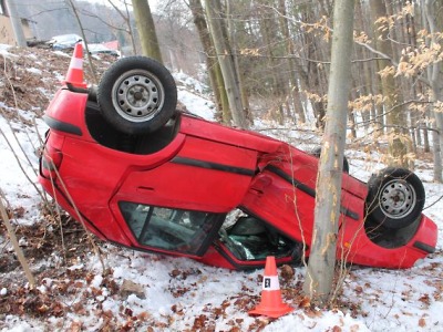 Po smyku otočil řidič v Tanvaldě auto na střechu