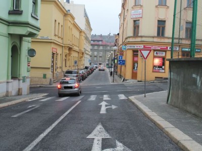 Řidič špatně přejížděl v odbočovacích pruzích a střetl se s jiným autem