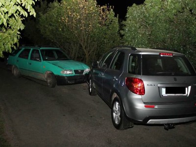 Nepozorný řidič vyjel v zatáčce do protisměru a narazil do jiného auta