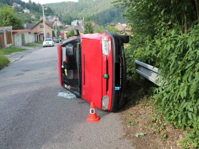 Opilý řidič přetočil v Železném Brodě Felicii na bok