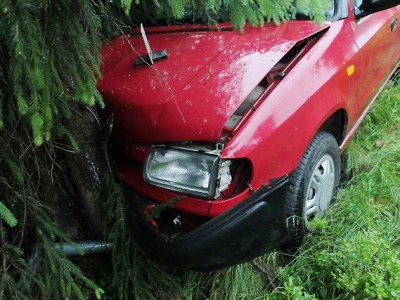 V husté mlze v Kořenově neviděla a zabrzdila  až o strom