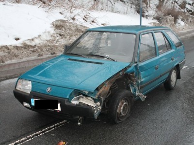 V Tanvaldě řidič pod vlivem alkoholu narazil do náklaďáku