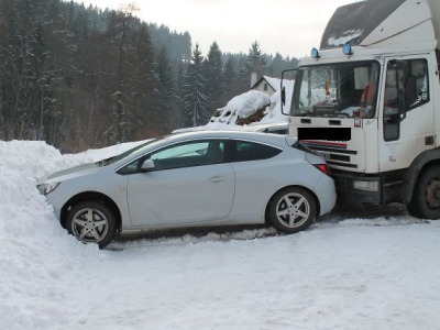 Kvůli sjetým pneumatikám nezabrzdil z kopce a narazil do dvou aut