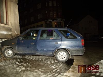 V Pražské ulici vrazilo auto do zdi, řidič byl unavený