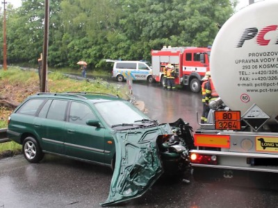 S Mazdou narazil v ostré jablonecké zatáčce do náklaďáku