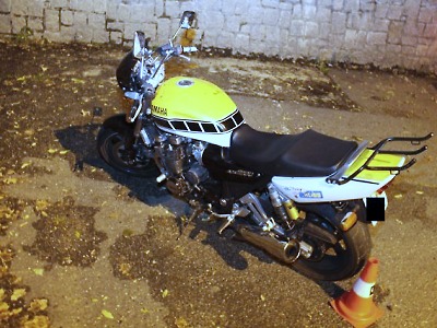 Motocyklista před jízdou pil, pak jel rychle a nemá vůbec řidičák