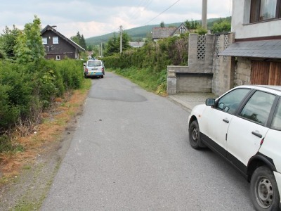 Policie jela k nehodě motorkáře, ale našla jen zraněného chodce